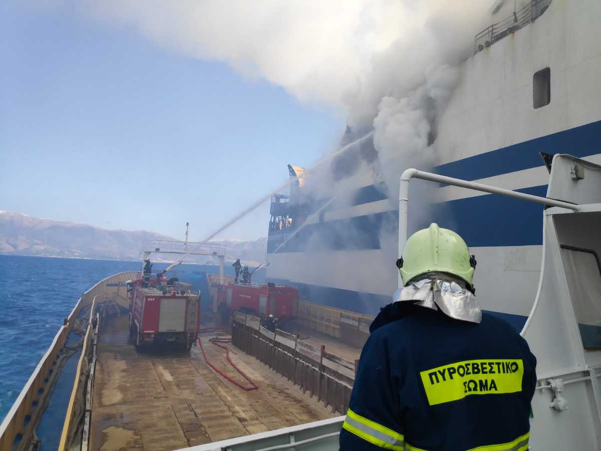 Φωτιά σε πλοίο στην Κέρκυρα: Αγωνιώδεις έρευνες για τους αγνοούμενους – Ανάμεσά τους 3 Έλληνες