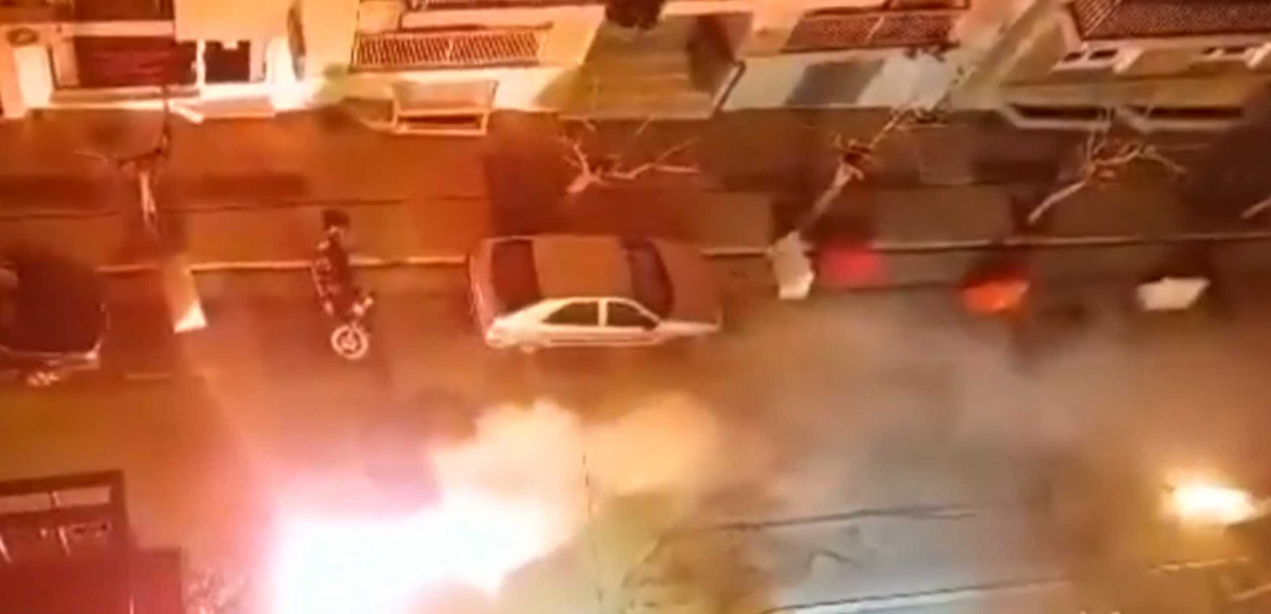Εξάρχεια: Βίντεο – ντοκουμέντο από την επίθεση με μολότοφ στο αστυνομικό τμήμα