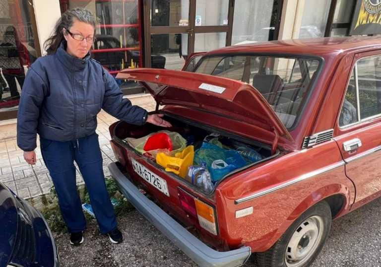 Ηλεία: Της έκαναν έξωση και τώρα κοιμάται σε αυτό το αυτοκίνητο – Δράμα στην Αμαλιάδα για γυναίκα