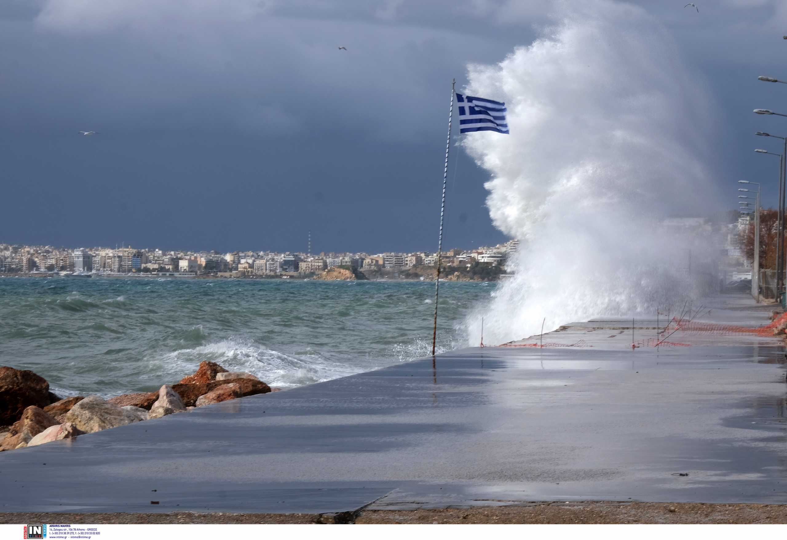 Καιρός: Ακυρώσεις δρομολογίων λόγων ανέμων 9 μποφόρ – Δεν φεύγουν πλοία για Κυκλάδες