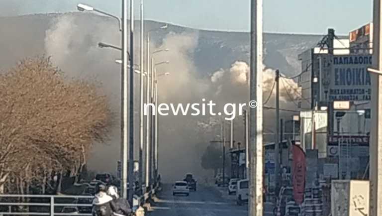 Φωτιά σε μάντρα αυτοκινήτων στη Λεωφόρο Αθηνών