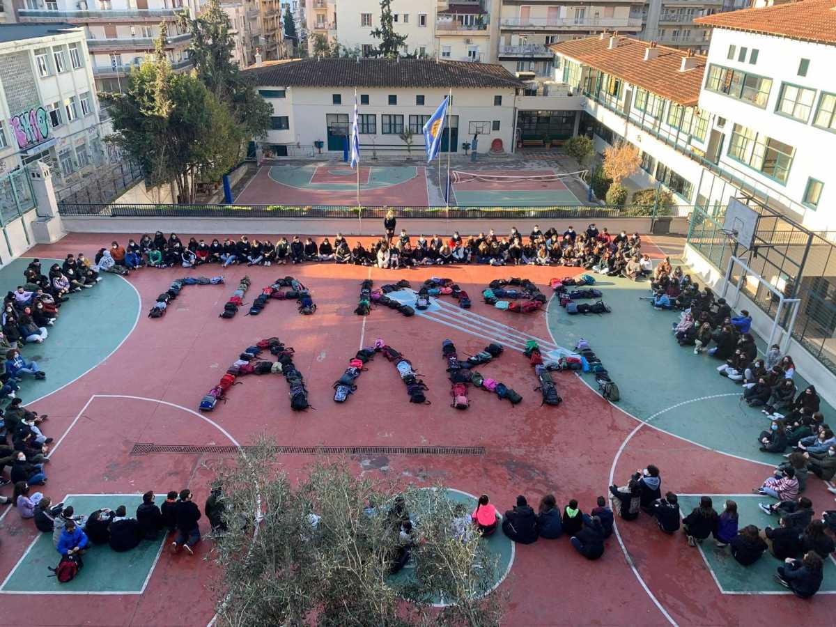 Θεσσαλονίκη: Η εκπληκτική εικόνα με μαθητές σχολείου για τη στυγερή δολοφονία του 19χρονου Άλκη