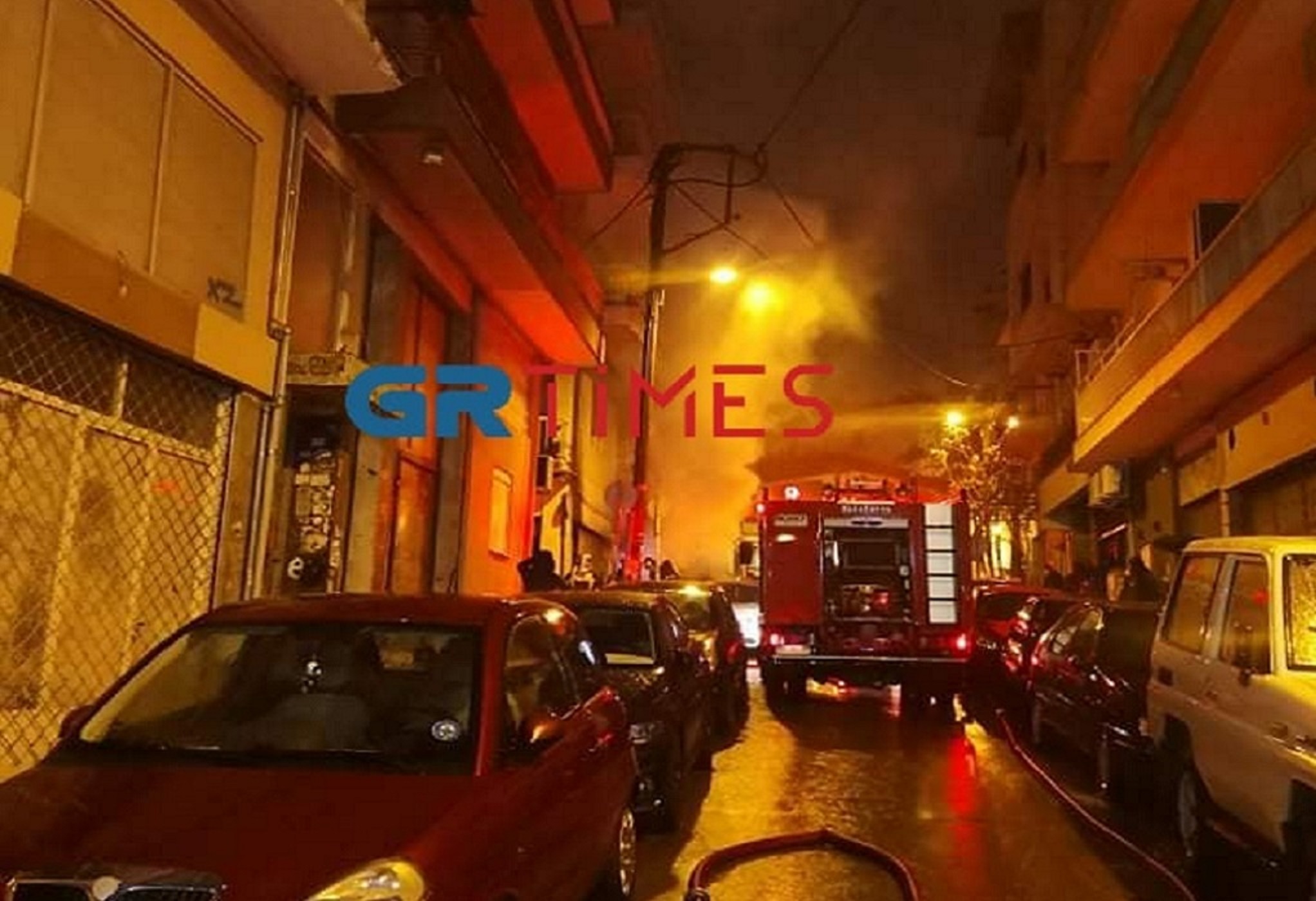 Θεσσαλονίκη: Φωτιά σε ισόγειο κατάστημα – Ισχυρές δυνάμεις στο σημείο