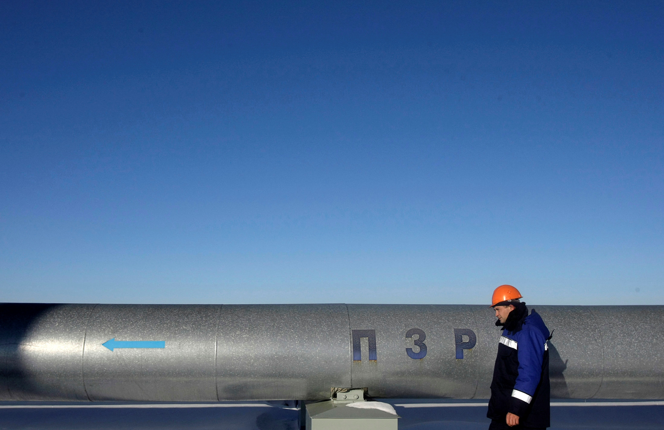 FILE PHOTO: An employee walks at Russian gas export monopoly Gazprom's Sudzha pumping station, January 13, 2009. Little or no Russian gas is flowing to the European Union via Ukraine despite an agreement by Russia to resume supplies on Tuesday, the European Commission said.  REUTERS