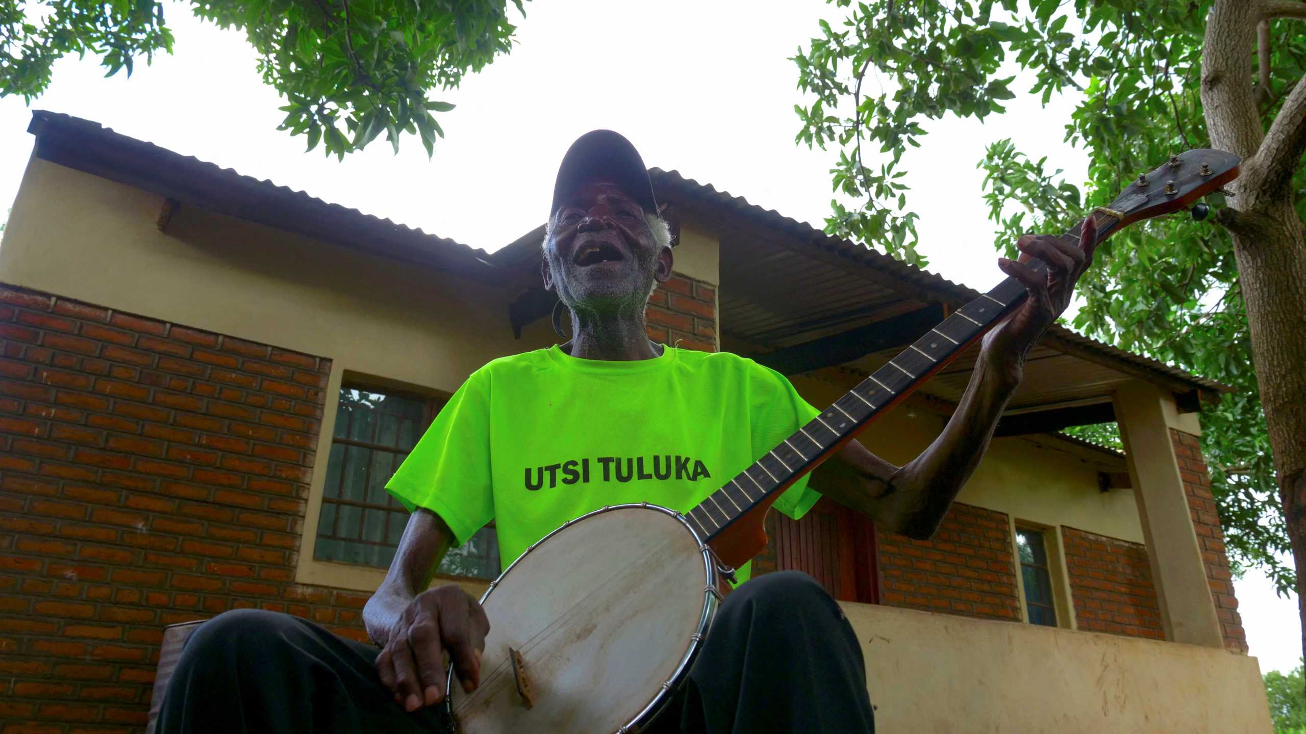 92χρονος τραγουδιστής γιόρτασε τα γενέθλιά του με τον πρόεδρο του Μαλάουι