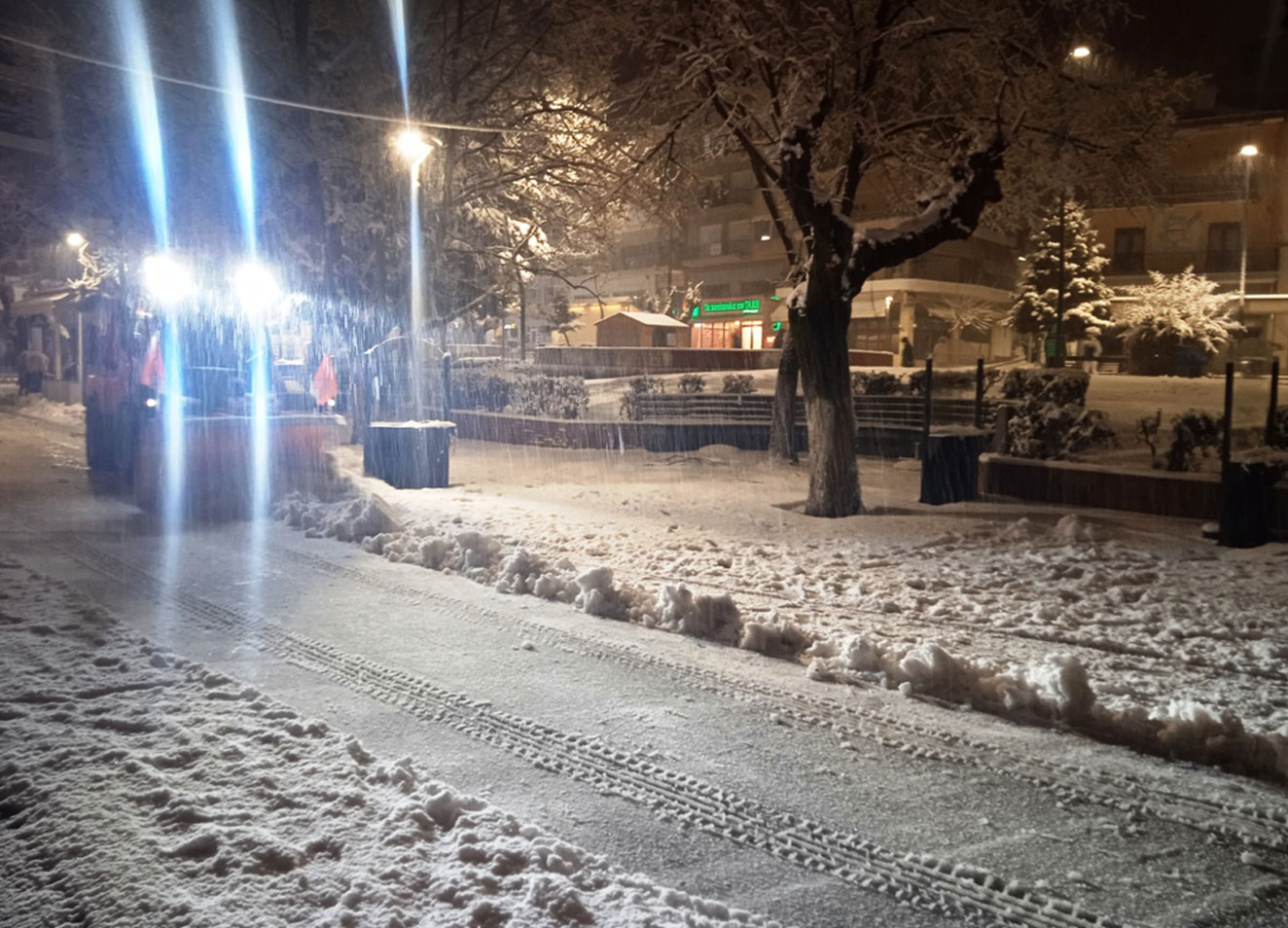 Γρεβενά: Πυκνό χιόνι κάλυψε τα πάντα – Ολονύχτια μάχη με τα ακραία καιρικά φαινόμενα