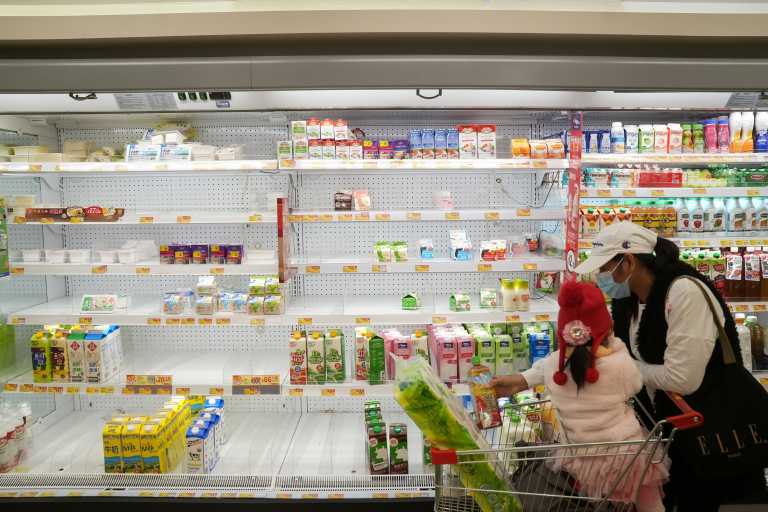Χονγκ Κονγκ: Αδειάζουν τα σούπερ μάρκετ εν μέσω φόβων για lockdown