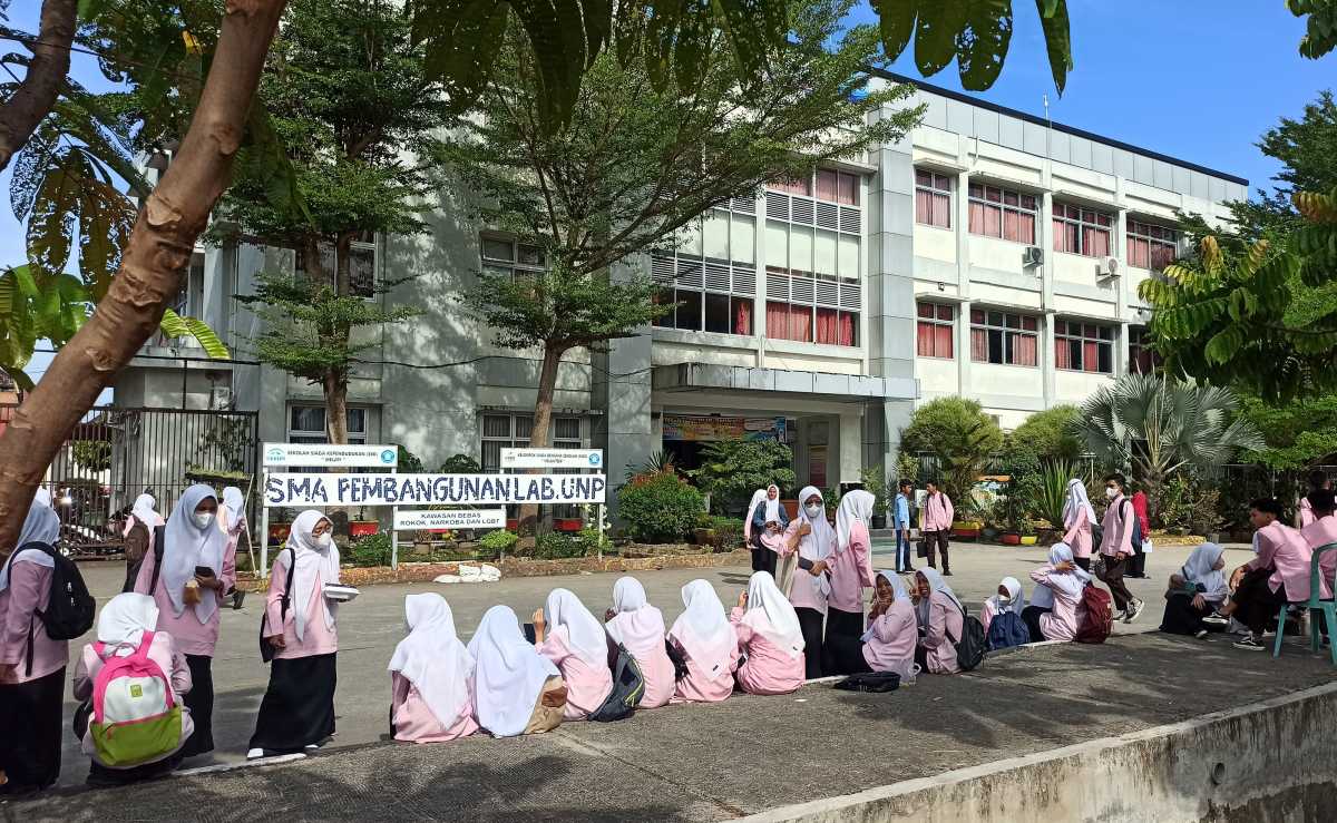 Primary school students evacuate from the school building after a 6.2 magnitude earthquake in Sumatra Island, Indonesia, February 25, 2022 in this photo taken by Antara Foto. Antara Foto