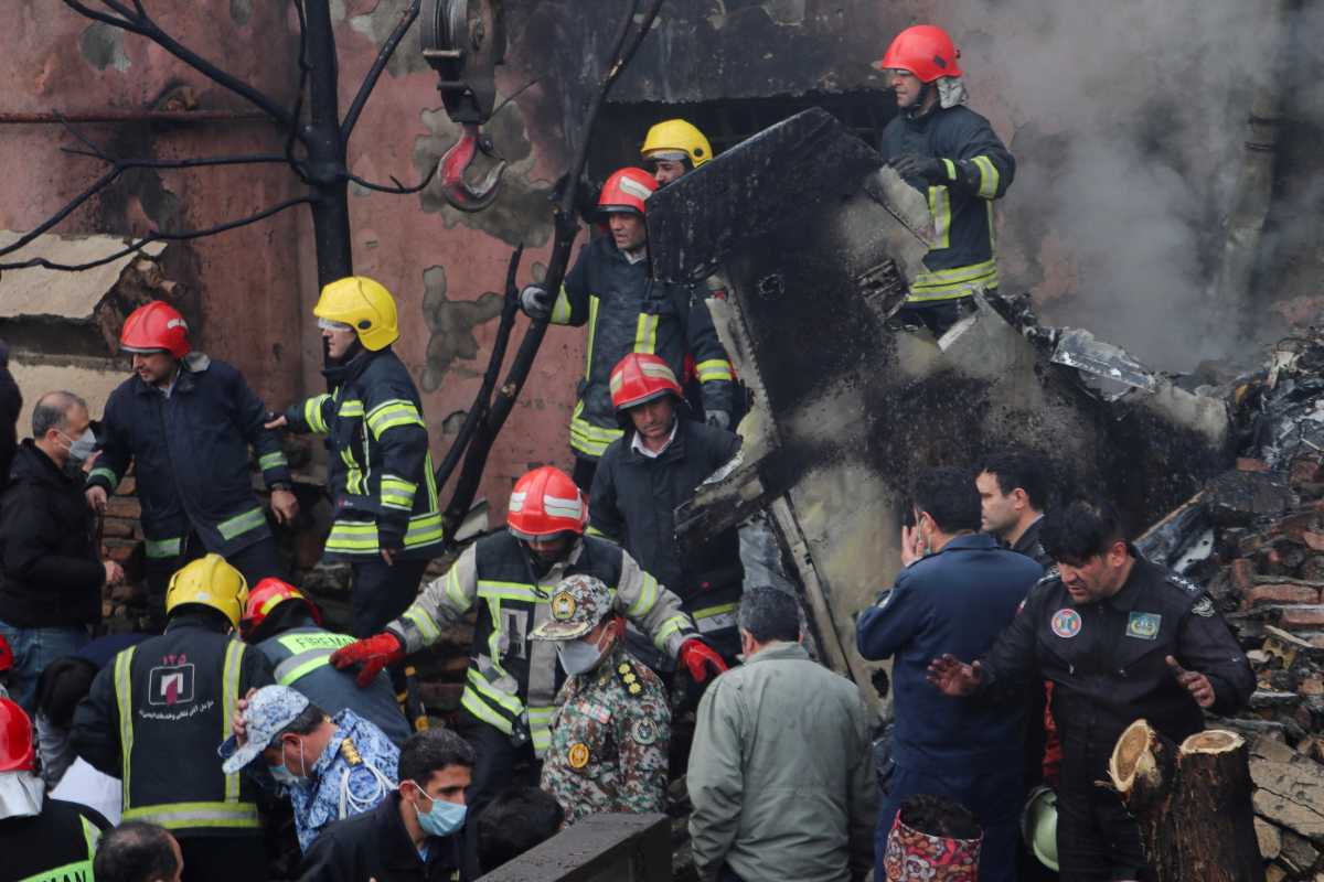 Αεροπορική τραγωδία στο Ιράν: Πολεμικό αεροπλάνο έπεσε σε σπίτια, τρεις νεκροί