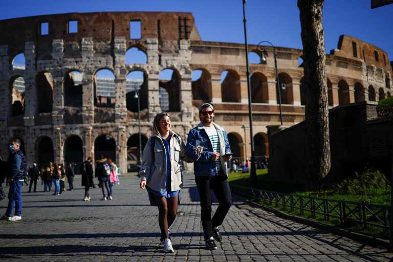 Αυξάνονται ξανά τα κρούσματα κορονοϊού στην Ιταλία