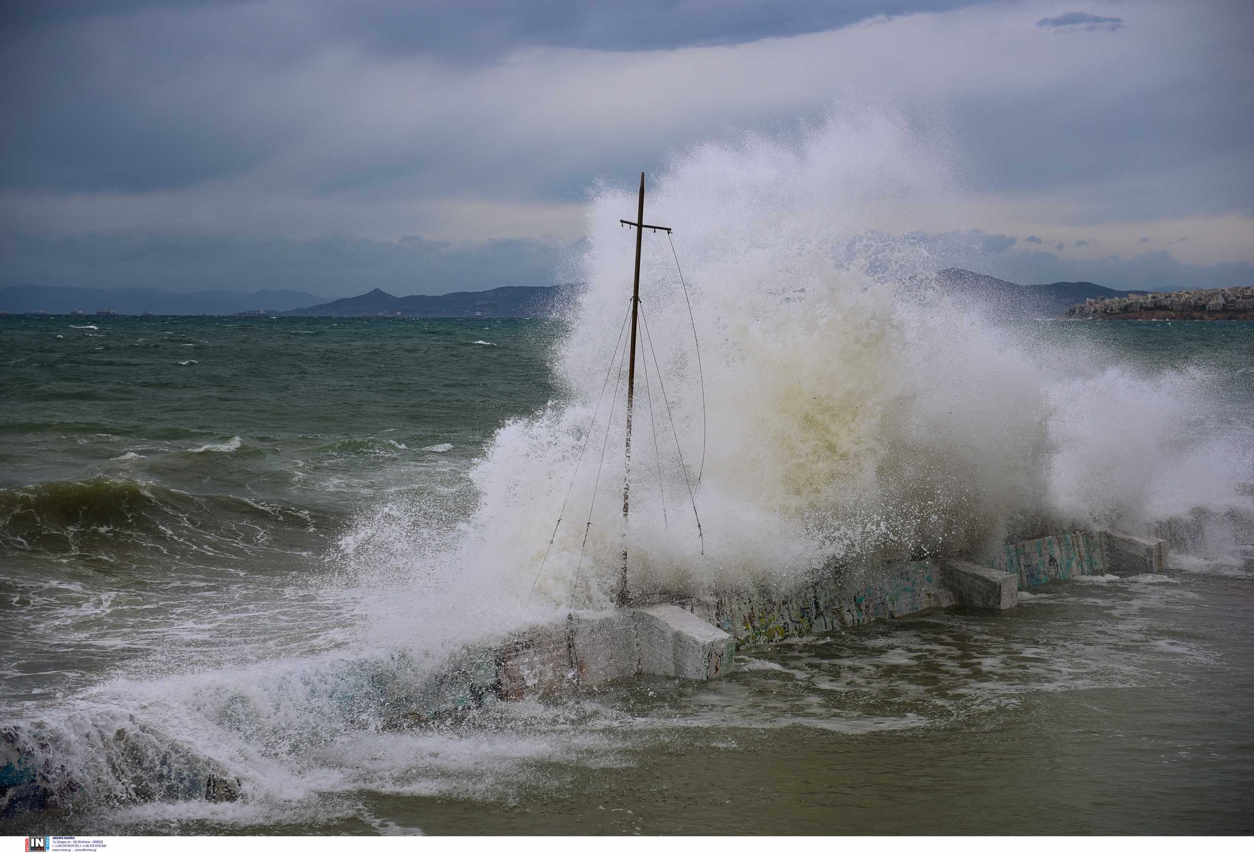 Καιρός – Meteo: Βροχές και πτώση θερμοκρασίας – Πολύ θυελλώδεις άνεμοι στα πελάγη