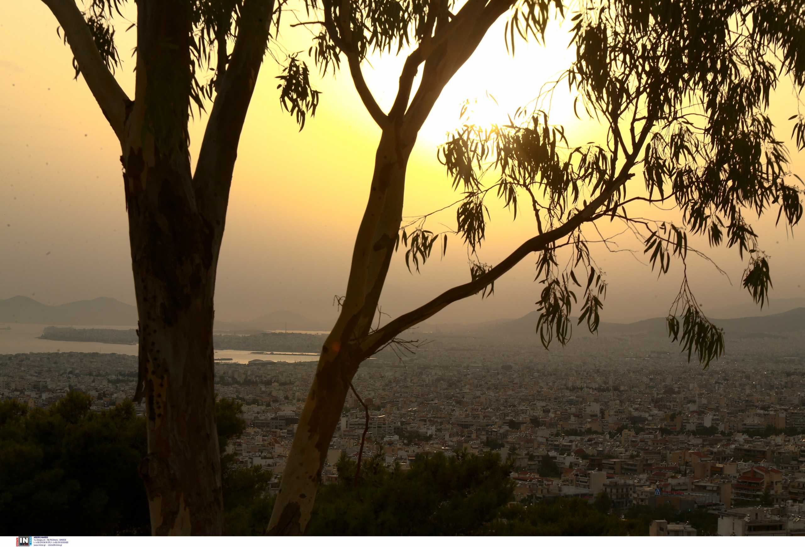 Ο καιρός αύριο Μεγάλη Παρασκευή: Ζέστη με σκόνη από τη Σαχάρα – Πού θα πέσουν λασποβροχές