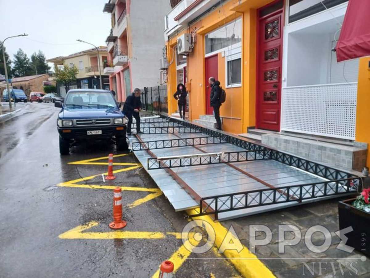 Καλαμάτα: Κατέρρευσε στέγαστρο από τους θυελλώδεις ανέμους – Δύο γυναίκες τραυματίες