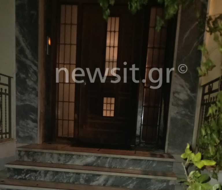 Επίθεση με γκαζάκια στο σπίτι του Δημήτρη Καμπουράκη στην Αργυρούπολη - «Έχω κάμερες, τον είδα»