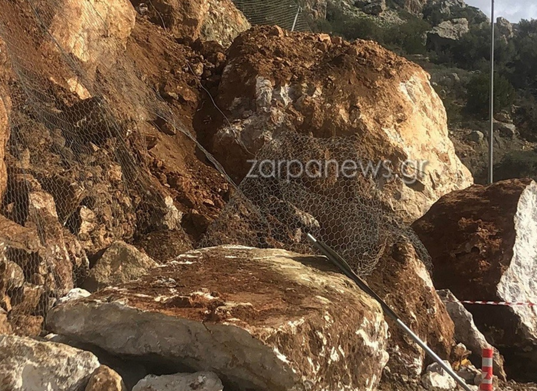 Χανιά: Εικόνες μετά την κατολίσθηση στην Παλαιοχώρα – Για ακόμα μία φορά η τύχη απέτρεψε τα χειρότερα