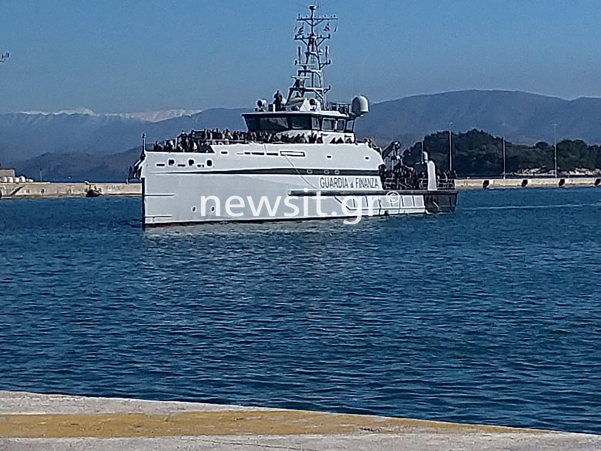 Φωτιά σε πλοίο στην Κέρκυρα: Έφτασαν στο λιμάνι οι πρώτοι διασωθέντες από το Euroferry Olympia