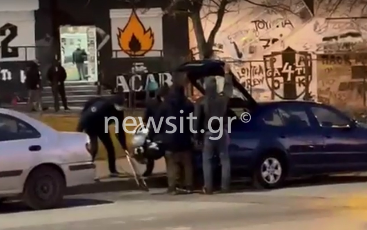 Επιχείρηση της αστυνομίας στη Θεσσαλονίκη: Μία προσαγωγή και κατασχέσεις με στυλιάρια και κράνη στους συνδέσμους του ΠΑΟΚ