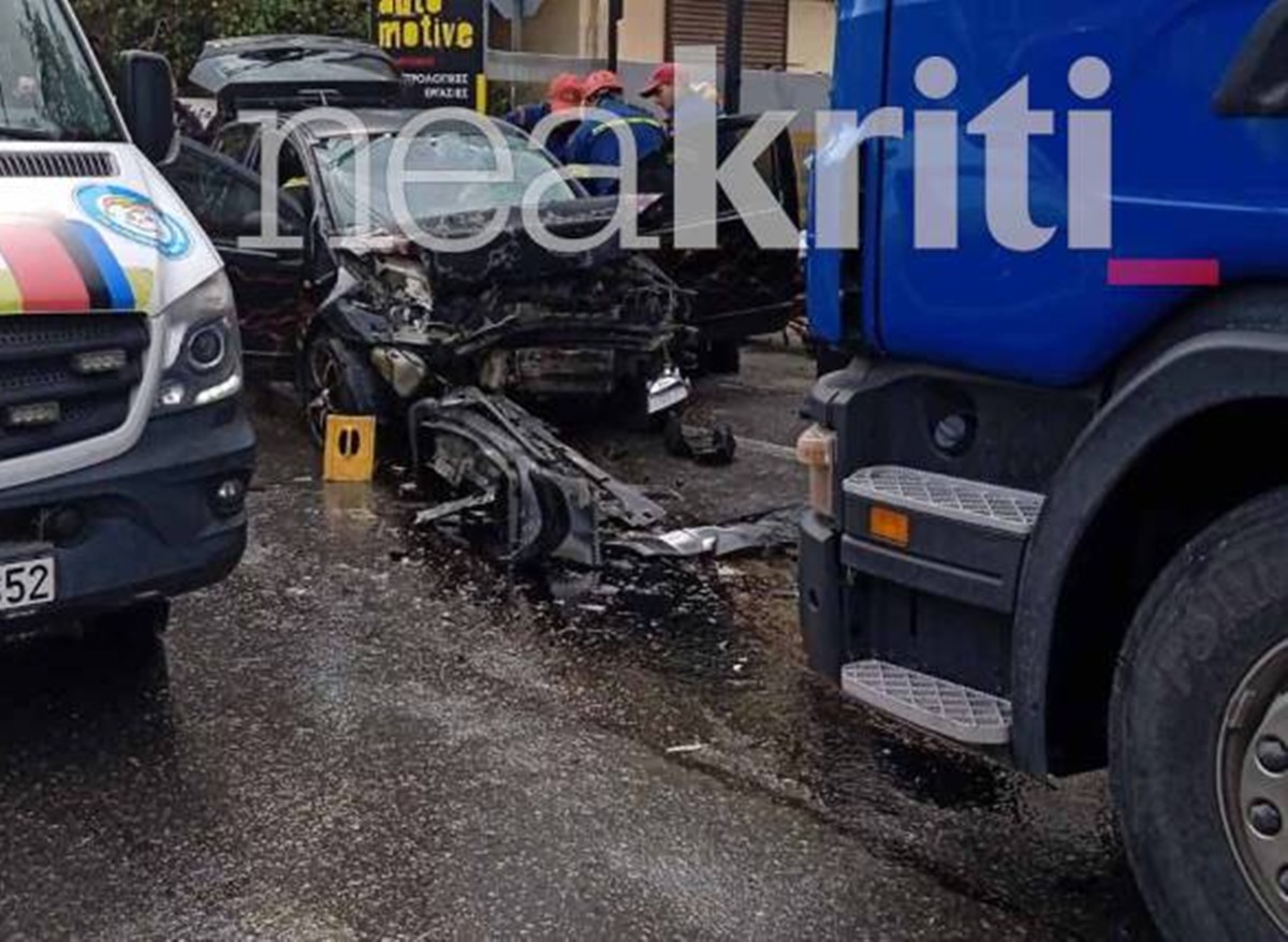 Ηράκλειο: Σοβαρό τροχαίο αυτοκινήτου με φορτηγό – Η Πυροσβεστική απεγκλώβισε τον έναν οδηγό