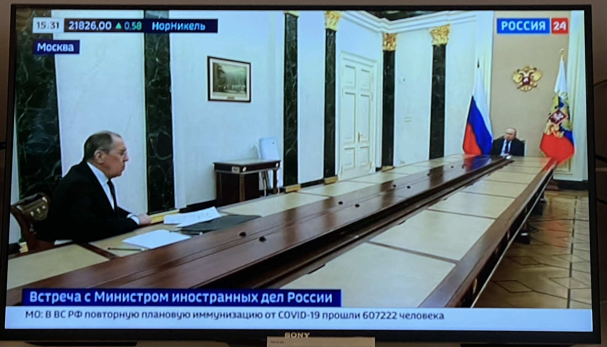 Ο Λαβρόφ έπαθε Μακρόν! Ο Πούτιν τον έβαλε σε πιο μακρύ τραπέζι