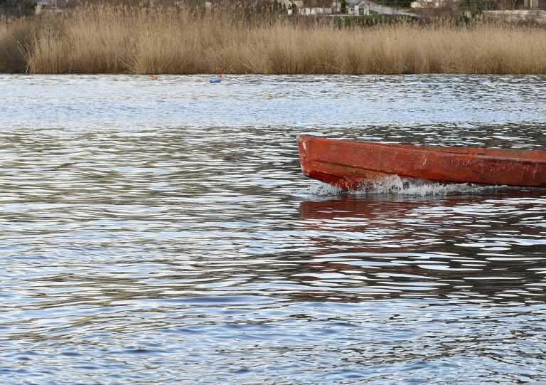 Κοζάνη: Θρίλερ με ψαρά που παρασύρθηκε από νερά στη λίμνη Πολυφύτου – Βούτηξαν για να τον σώσουν