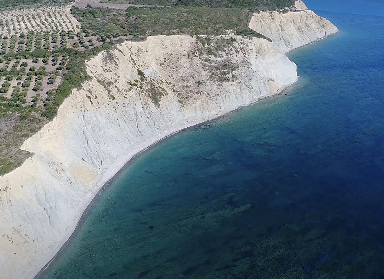 Μεσσηνία όπως Νορμανδία: Οι άγνωστες κατακόρυφες ακτές που «κόβουν» την ανάσα