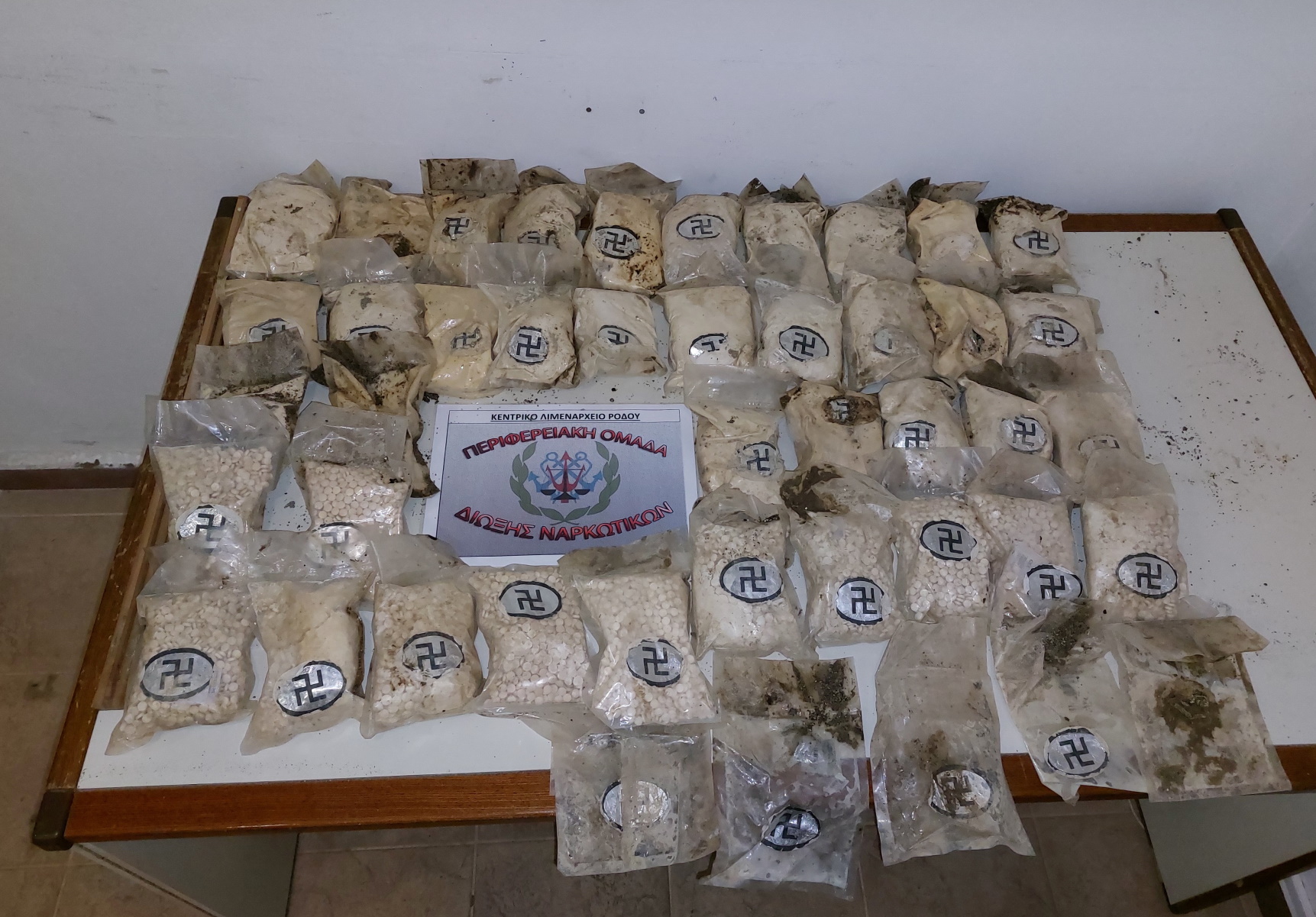 Ρόδος: Κατασχέθηκαν 90.000 Captagon, τα χάπια των τζιχαντιστών – Συσκευασίες με σήμα σβάστικα