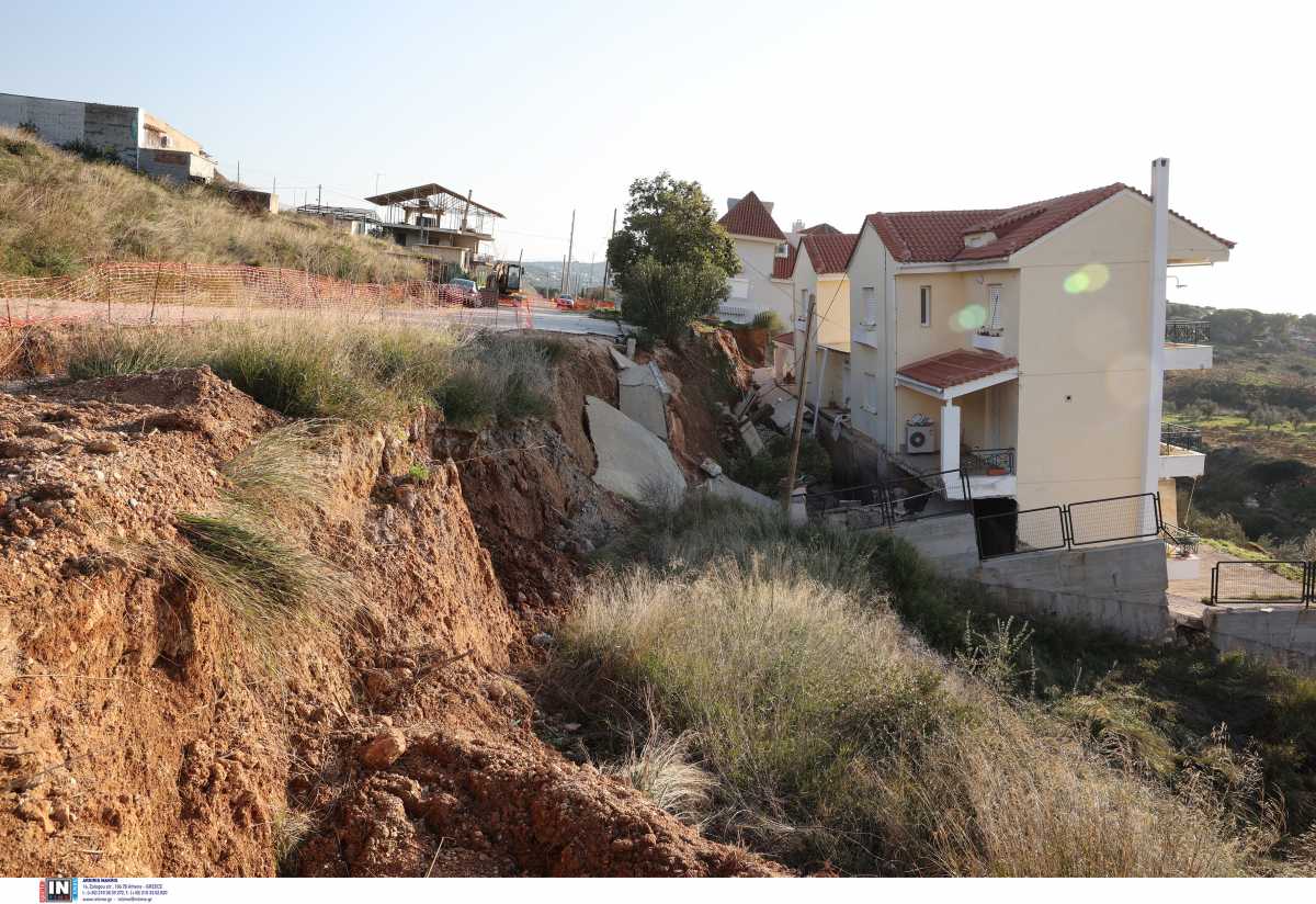 Νέος Βουτζάς: Νέες απίστευτες εικόνες από τα σπίτια που «καταπίνει» το ρέμα