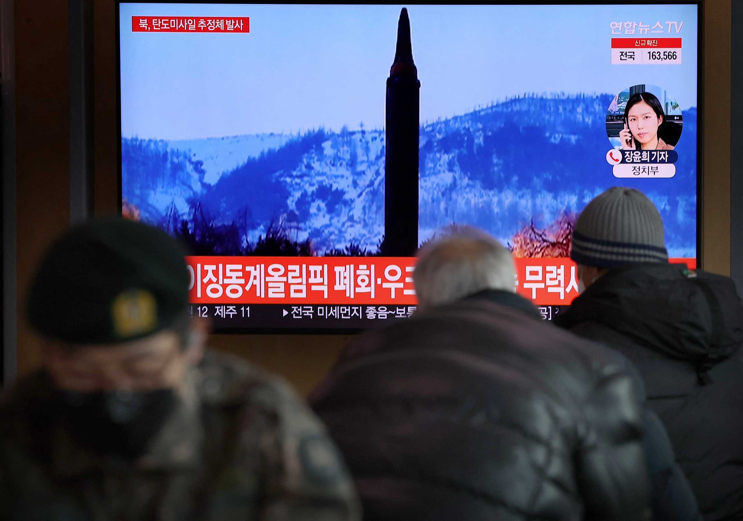 People watch a TV broadcasting file footage of a news report on North Korea firing what appeared to be a ballistic missile, in Seoul, South Korea, February 27, 2022.  Yonhap via REUTERS ATTENTION EDITORS - THIS IMAGE HAS BEEN SUPPLIED BY A THIRD PARTY. SOUTH KOREA OUT. NO RESALES. NO ARCHIVE.