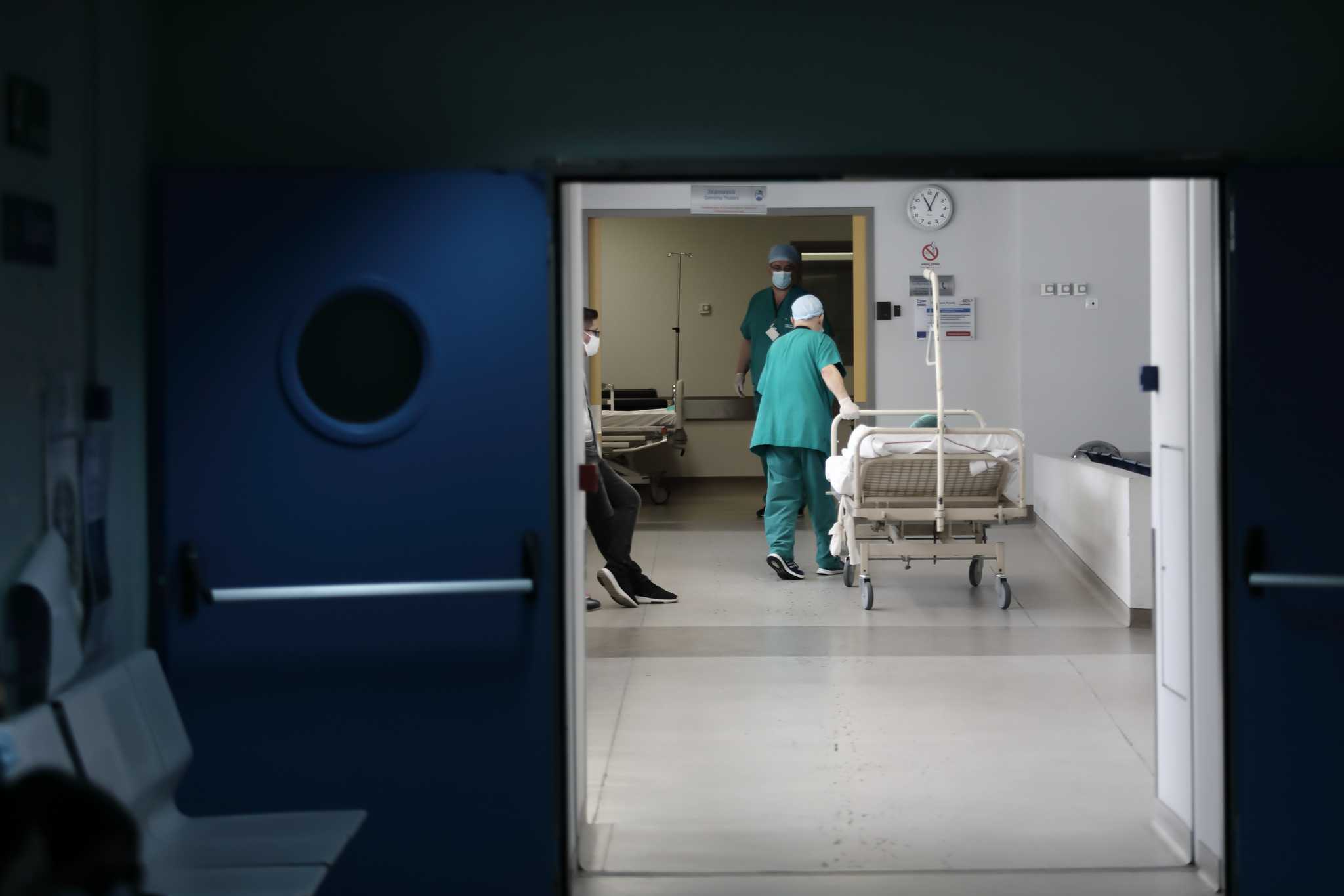 Ο κορονοϊός γεμίζει ξανά τα νοσοκομεία – Διπλασιάστηκαν μέσα σε ένα μήνα οι νοσηλευόμενοι