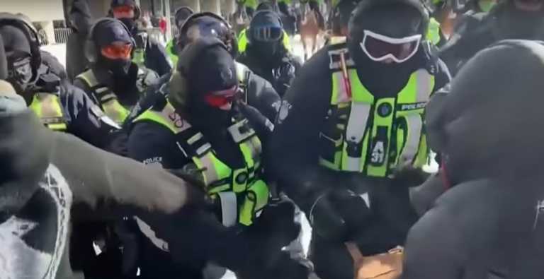 Καναδάς: Πάνω από 100 συλλήψεις διαδηλωτών – Μια γυναίκα ποδοπατήθηκε από έφιππο αστυνομικό