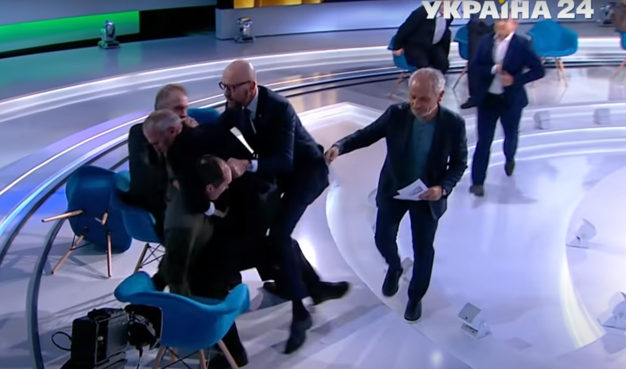 Ουκρανία: Μπουνιές και άγριο ξύλο στον αέρα τηλεοπτικής εκπομπής – Παρών και ο Ποροσένκο
