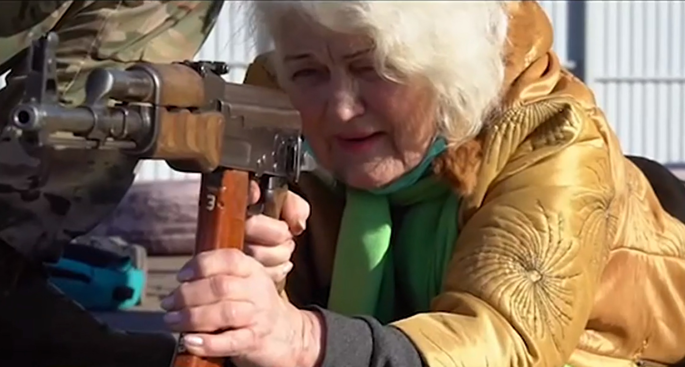 Ουκρανία: Γυναίκες και παιδιά εκπαιδεύονται στα όπλα για το ενδεχόμενο ρωσικής εισβολής