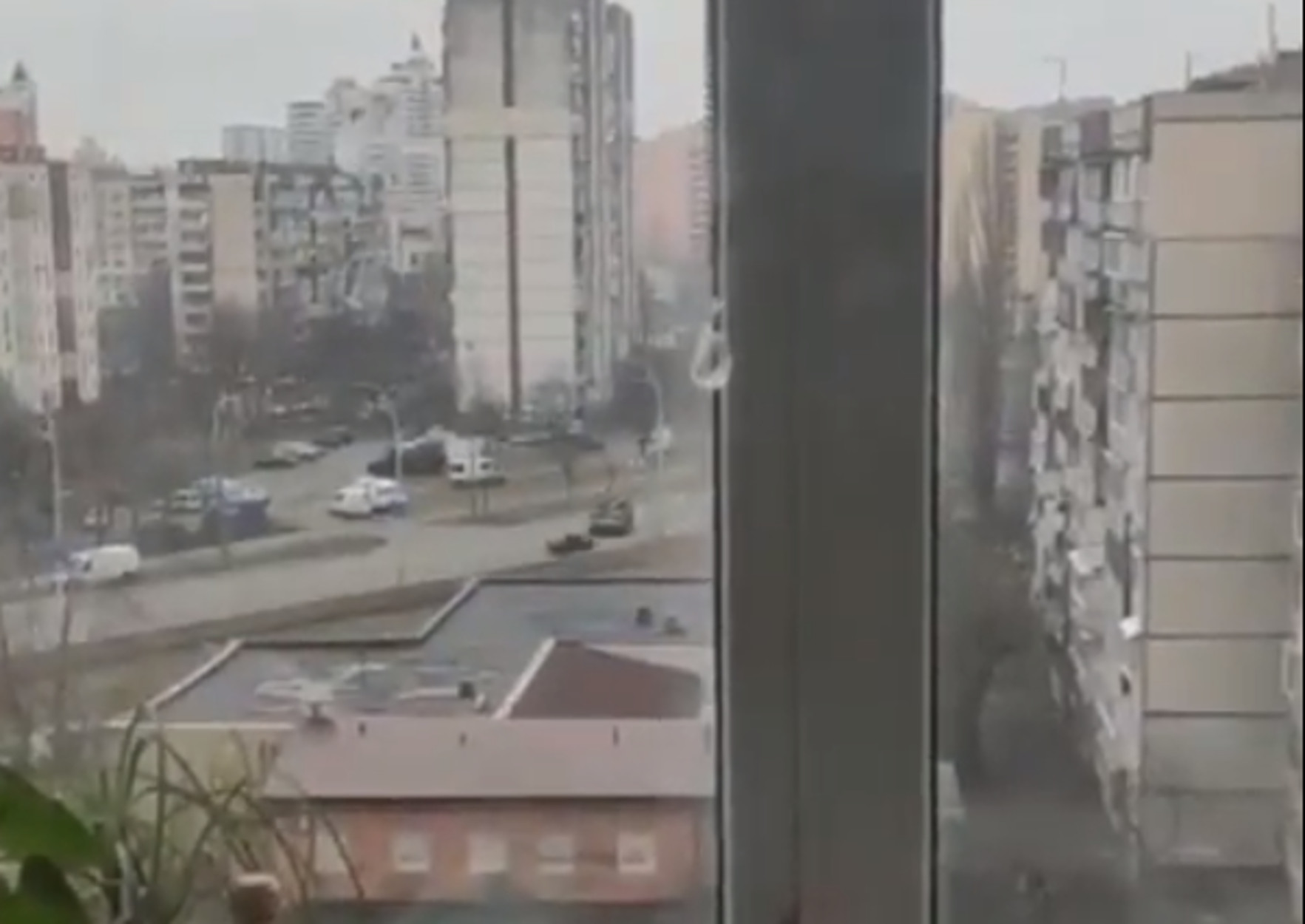 Εισβολή στην Ουκρανία: Ρωσικό τανκ ισοπέδωσε διερχόμενο αυτοκίνητο – Σοκαριστικό βίντεο ντοκουμέντο
