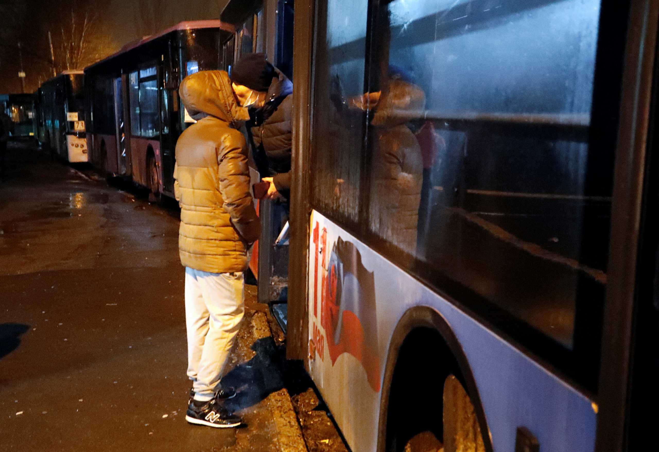 Идет ли эвакуация. Эвакуация Донецк 2022. Люди в автобусе зимой. Автобус с беженцами Донбасс.