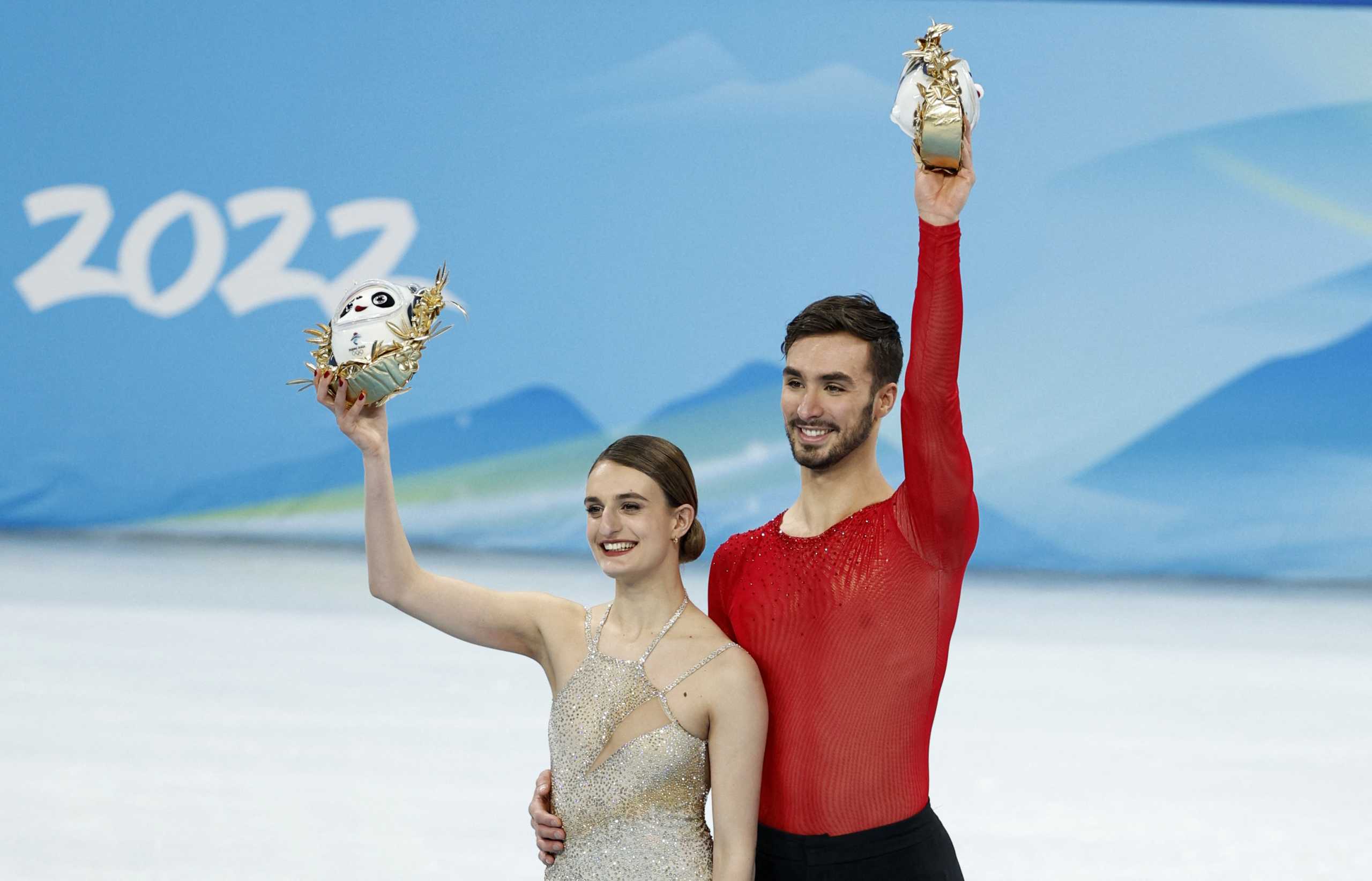 2022 Beijing Olympics - Figure Skating - Ice Dance - Free Dance - Capital Indoor Stadium, Beijing, China - February 14, 2022.  Gold Medallists Gabriella Papadakis of France and Guillaume Cizeron of France celebrate on the podium during the flower ceremony. REUTERS