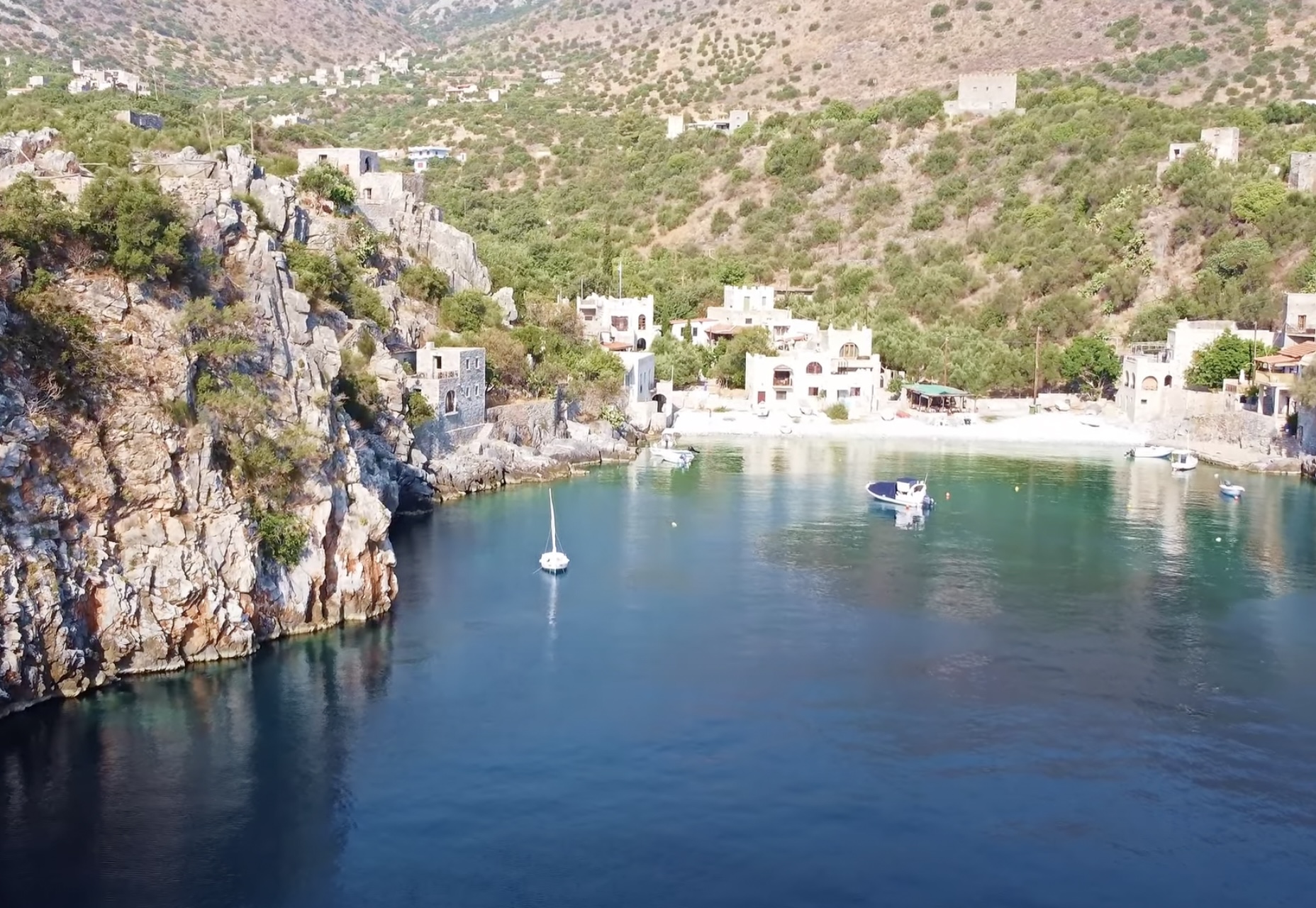 Η άγνωστη ελληνική παραλία που πρωταγωνίστησε στον διεθνή κινηματογράφο
