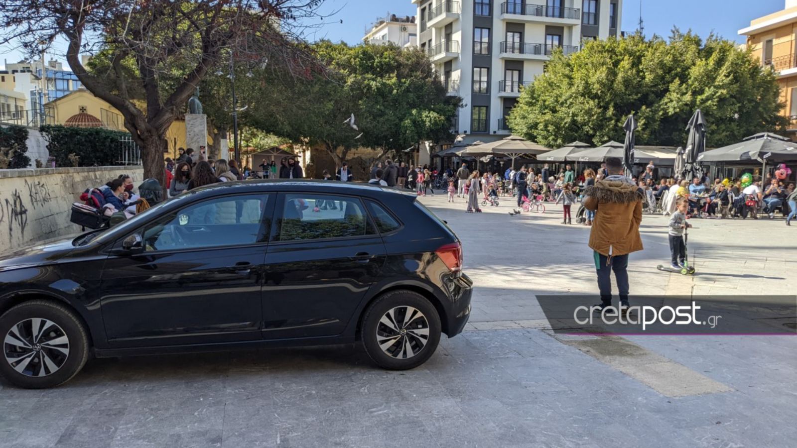 Ηράκλειο: «Μάγκες» παρκάρουν πάνω σε πλατεία που παίζουν παιδιά – Εικόνες ντροπή
