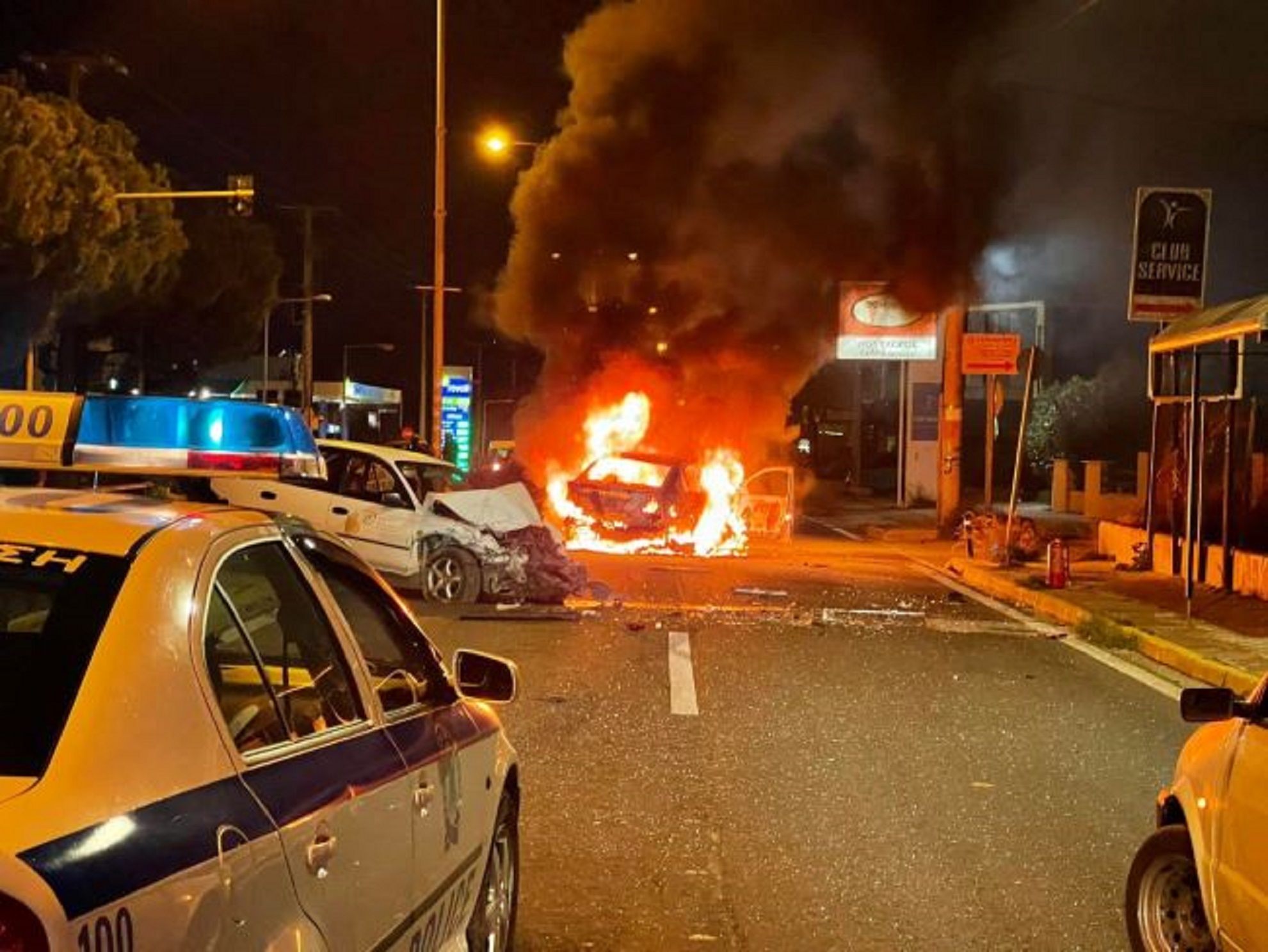 Πικέρμι: Αυτοκίνητο τυλίχθηκε στις φλόγες μετά από σφοδρή σύγκρουση