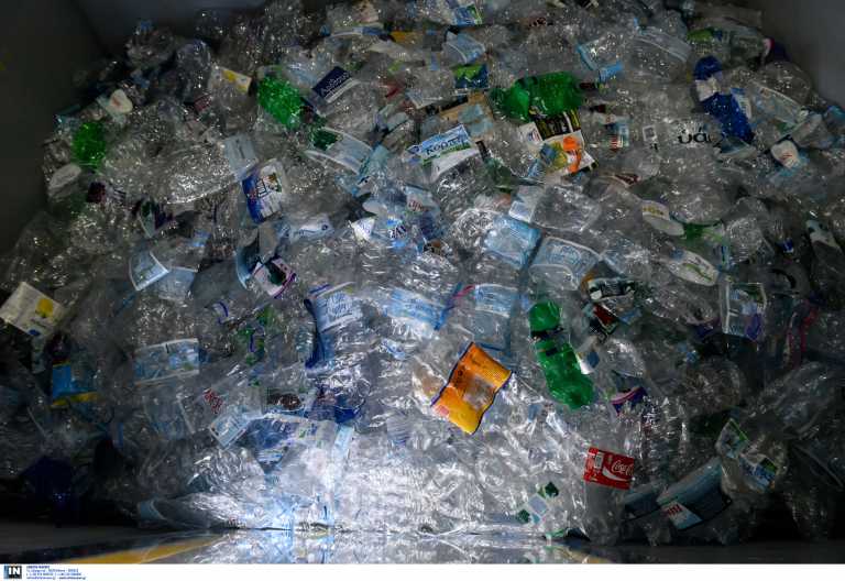 Το 75% των ανθρώπων στον κόσμο ζητούν την άμεση απαγόρευση των πλαστικών μιας χρήσης