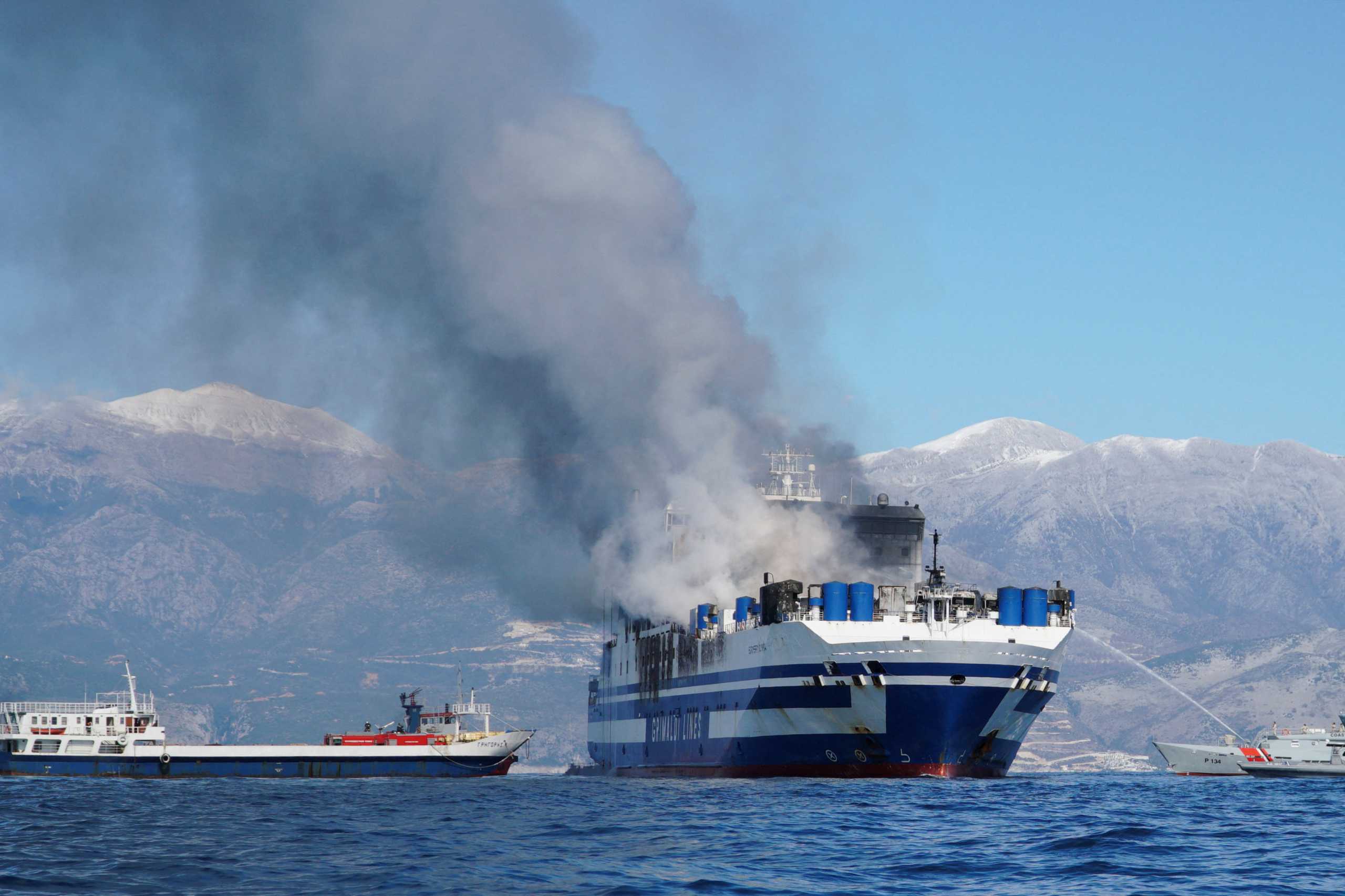 Φωτιά σε πλοίο στην Κέρκυρα: Αγωνία για τους 12 αγνοούμενους – Συνεχίζονται οι προσπάθειες κατάσβεσης