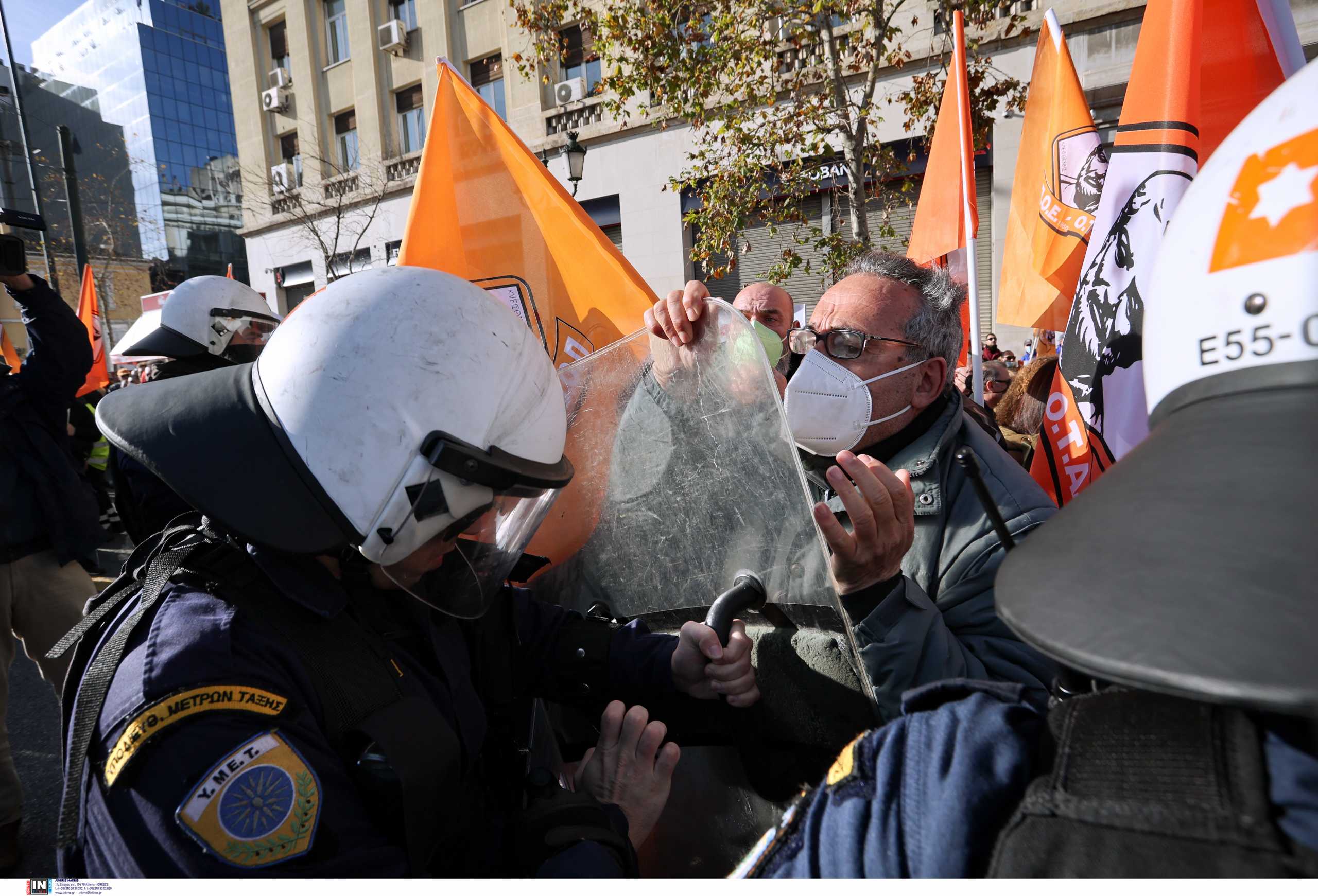 Επεισόδια και δακρυγόνα στη συγκέντρωση της ΠΟΕΔΗΝ