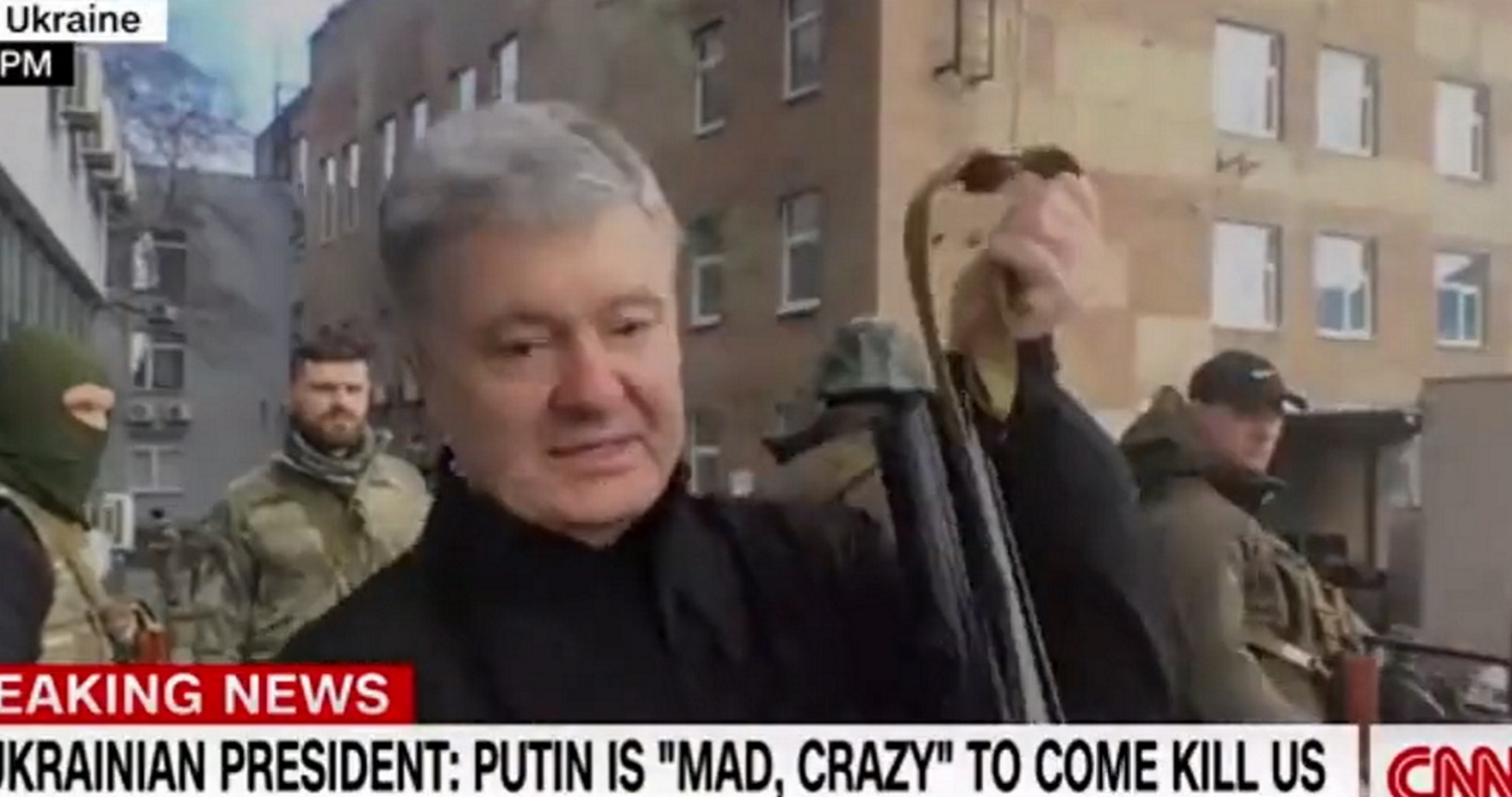 Εισβολή στην Ουκρανία: «Ο Πούτιν είναι τρελός» λέει ο Ποροσένκο με καλάσνικοφ στα χέρια