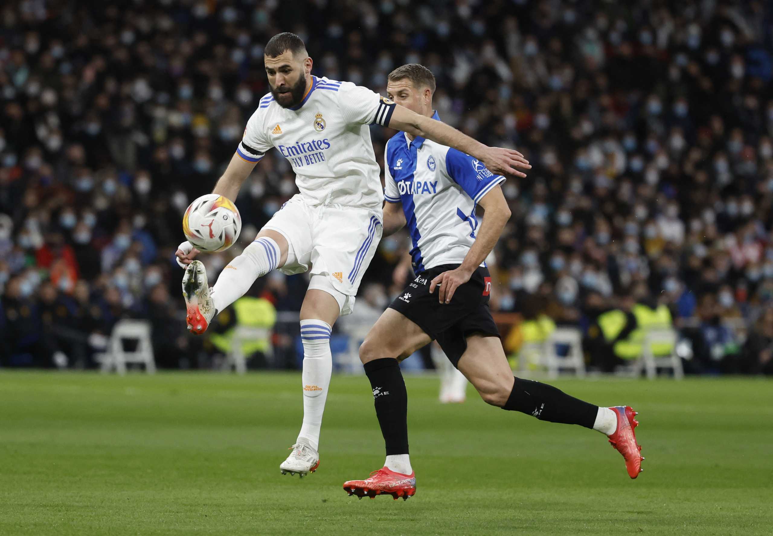 Soccer Football - LaLiga - Real Madrid v Deportivo Alaves - Santiago Bernabeu, Madrid, Spain - February 19, 2022  Real Madrid's Karim Benzema in action REUTERS