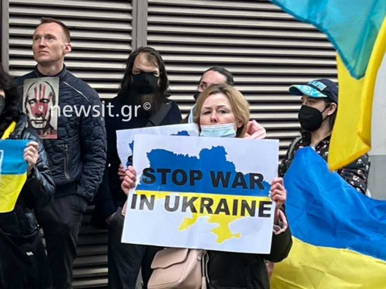 Καρδιοχτυπούν οι Ουκρανοί που ζουν στην Ελλάδα - Περιμένουν νέα με το τηλέφωνο στο χέρι
