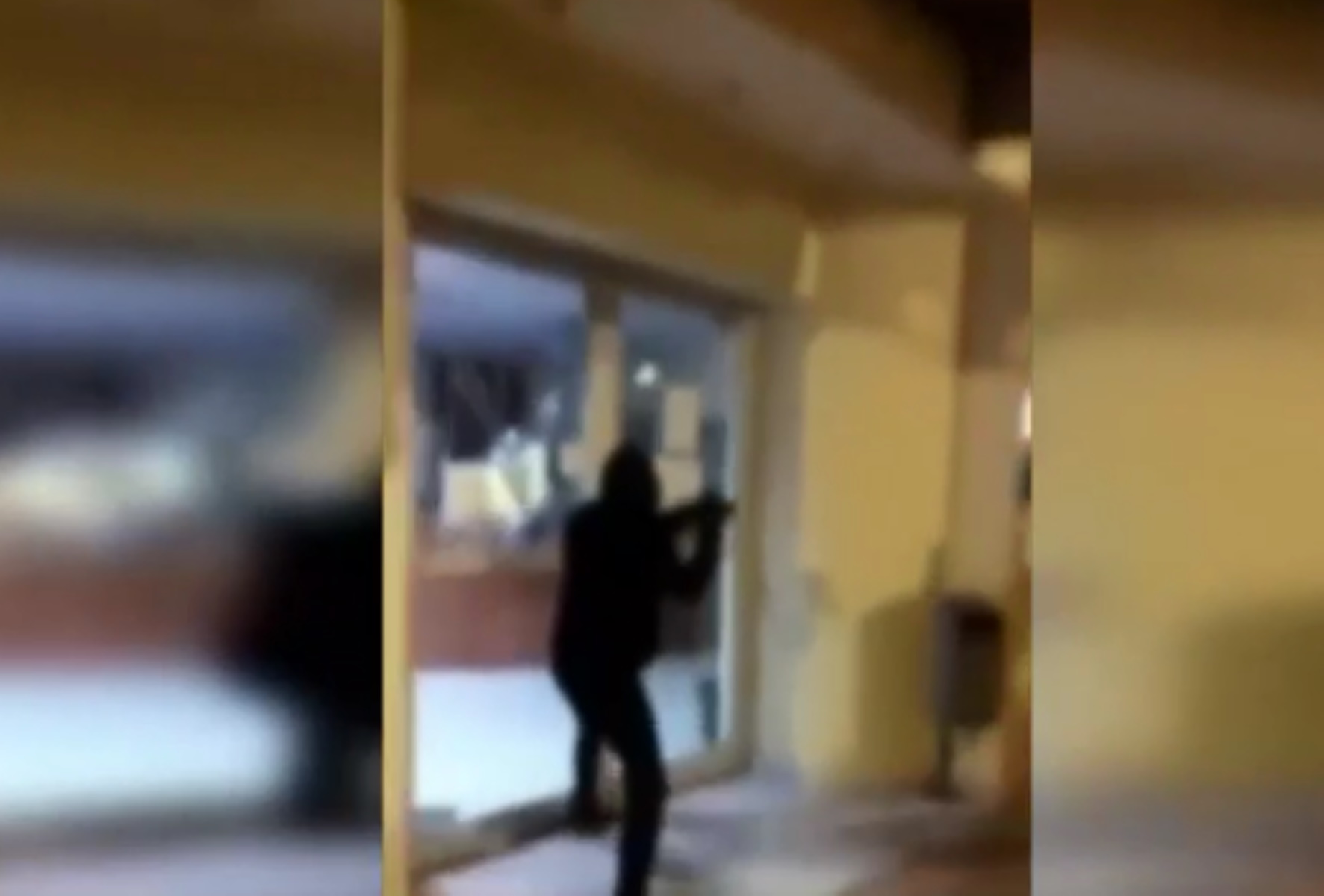 Ρουβίκωνας: Βίντεο από τη στιγμή της επίθεσης στα γραφεία της Αττικής Οδού