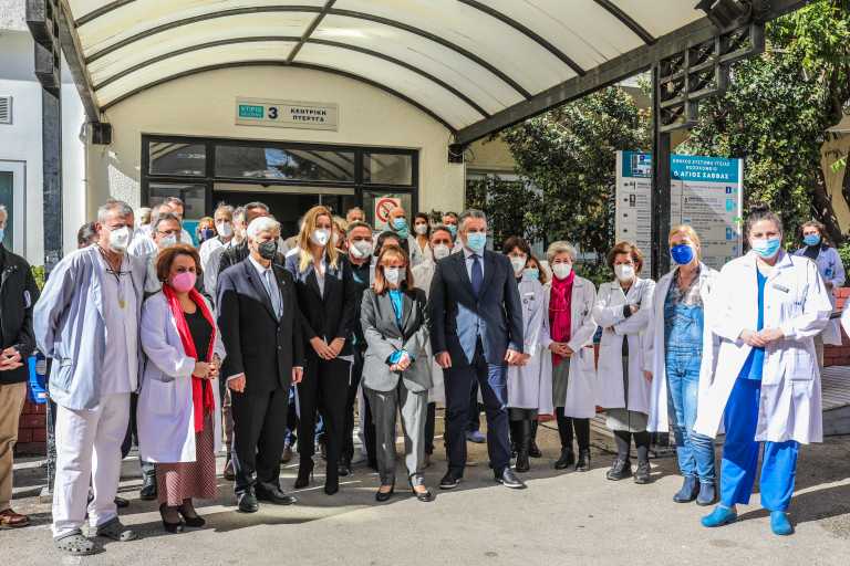 Η Κατερίνα Σακελλαροπούλου επισκέφθηκε το Νοσοκομείο «Άγιος Σάββας» με αφορμή την Παγκόσμια Ημέρα κατά του Καρκίνου