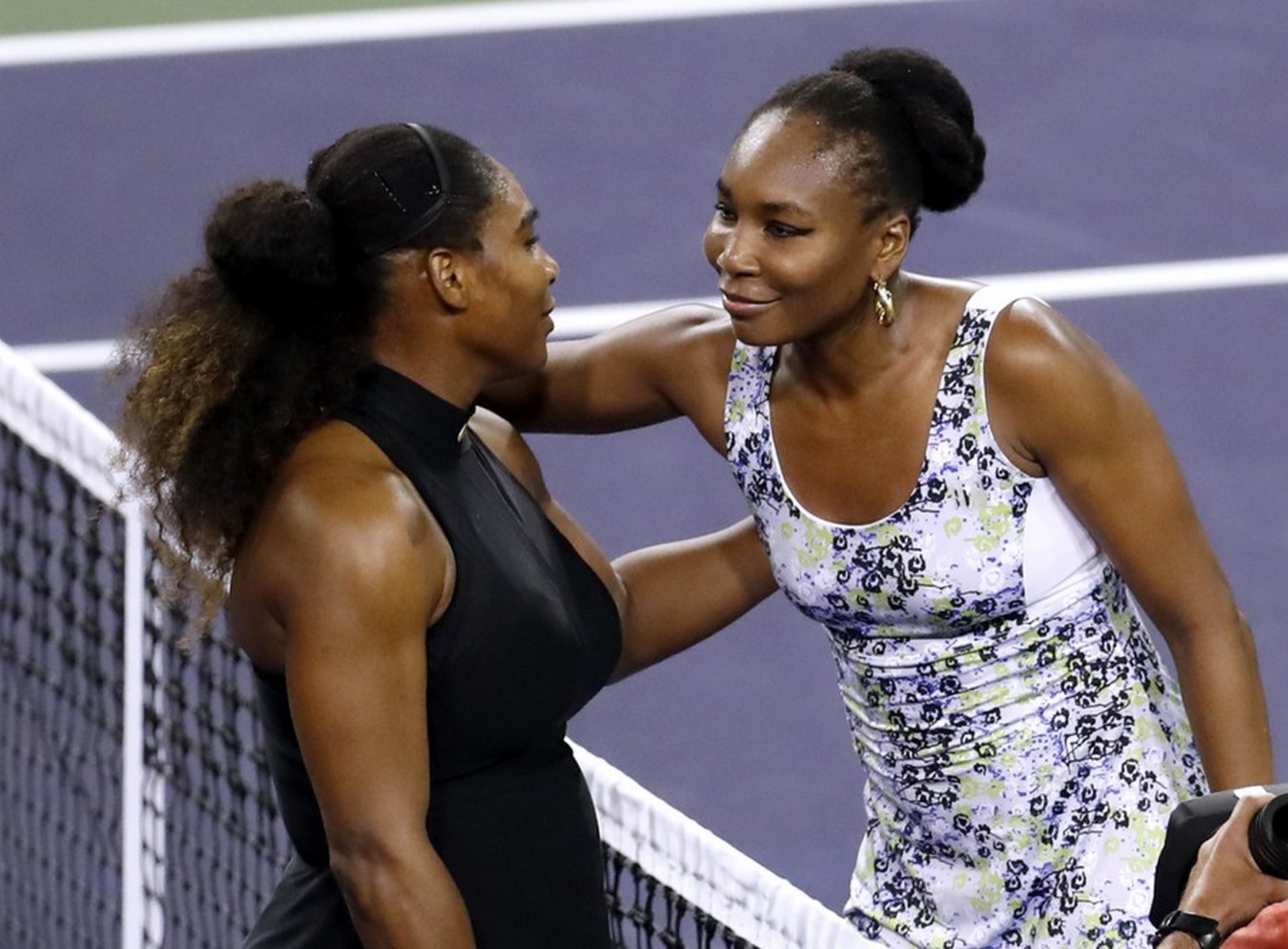 epa06599561 Venus Williams (R) of the USA hugs her sister Serena Williams (L) of the USA after defeating her in their match at the BNP Paribas Open tennis tournament at the Indian Wells Tennis Garden in Indian Wells, California, USA, 12 March 2018.  EPA