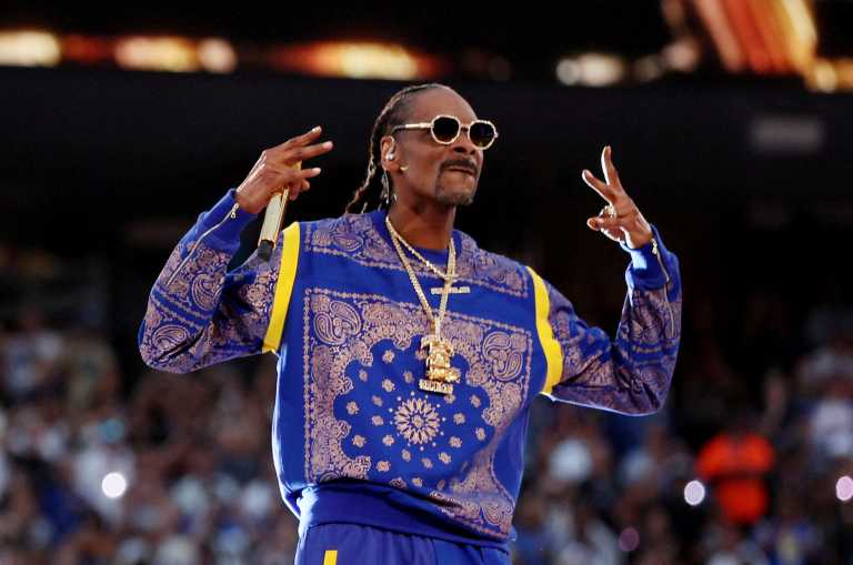 O Snoop Dogg «πιάστηκε» να καπνίζει πριν το σόου του Super Bowl