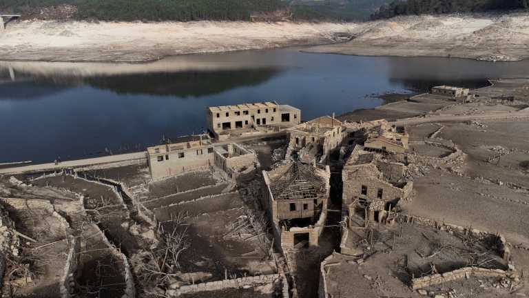 Απόκοσμες εικόνες! Αναδύθηκε χωριό φάντασμα στην Ισπανία από την υποχώρηση της στάθμης μιας τεχνητής λίμνης