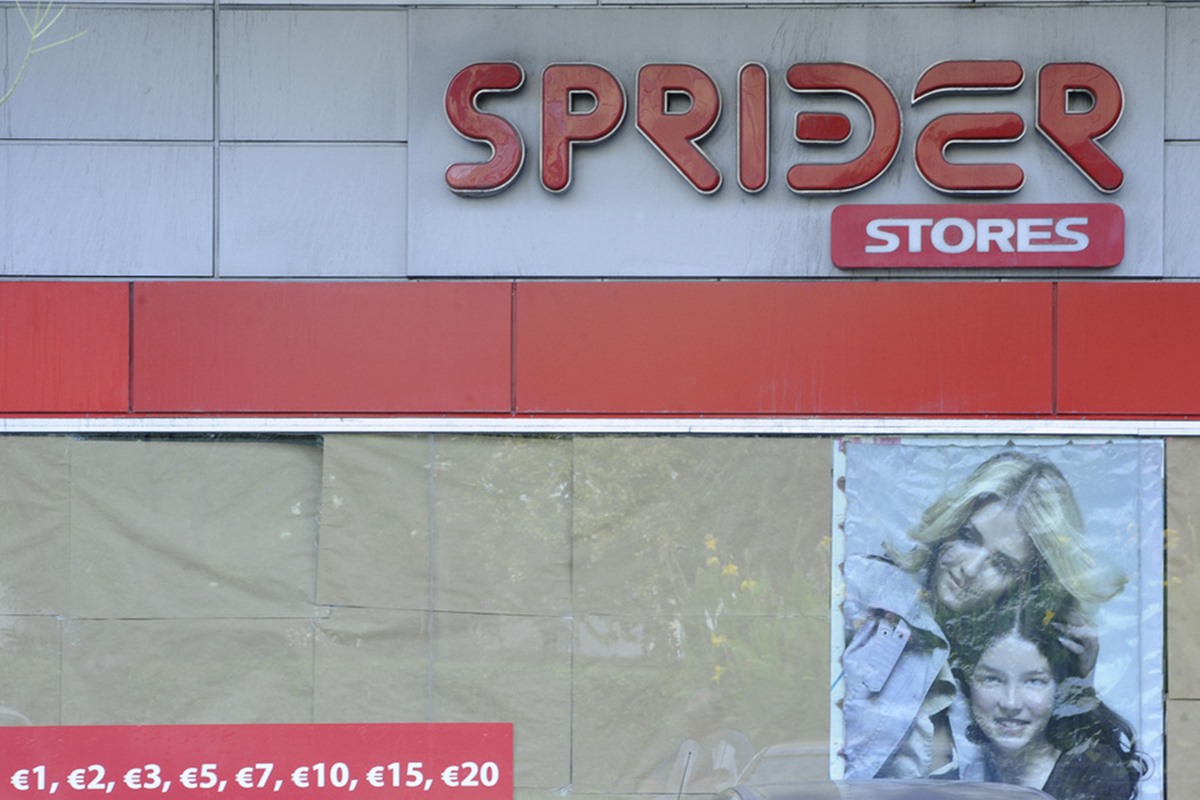 Καλυμμένη βιτρίνα σε  κλειστό κατάστημα ένδυσης της εταιρίας Sprinter στην Καλλιθέα, Τρίτη 01 Οκτωβρίου 2013.Η εταιρία Sprinter Stores ανακοίνωσε επίσημα την αναστολή λειτουργίας των καταστημάτων της από την Τρίτη 1η Οκτωβρίου. ΑΠΕ-ΜΠΕ